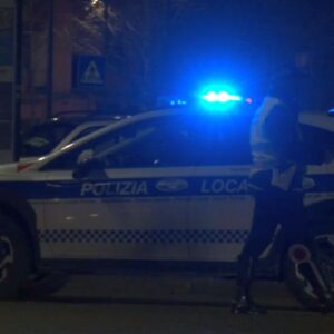 Fanno esplodere bomba carta in centro e aggrediscono due agenti della Polizia Locale