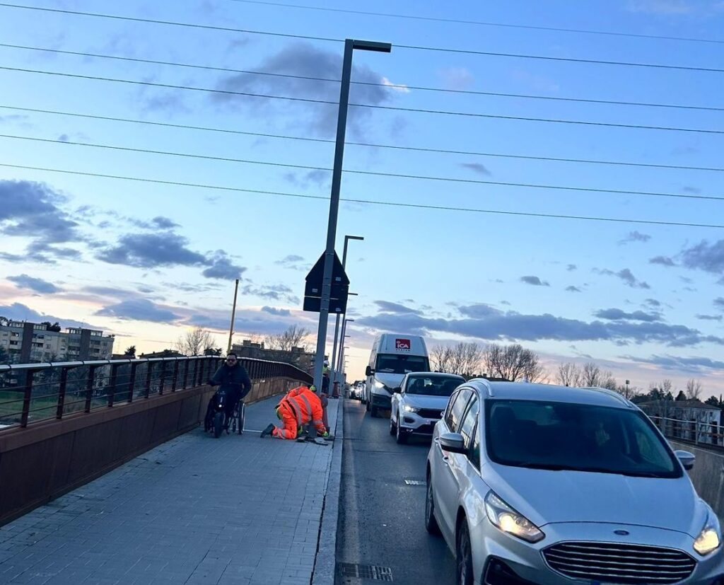 Allerta vento forte: chiuso il Pontelungo a Bologna, inclinati alcuni pali della luce