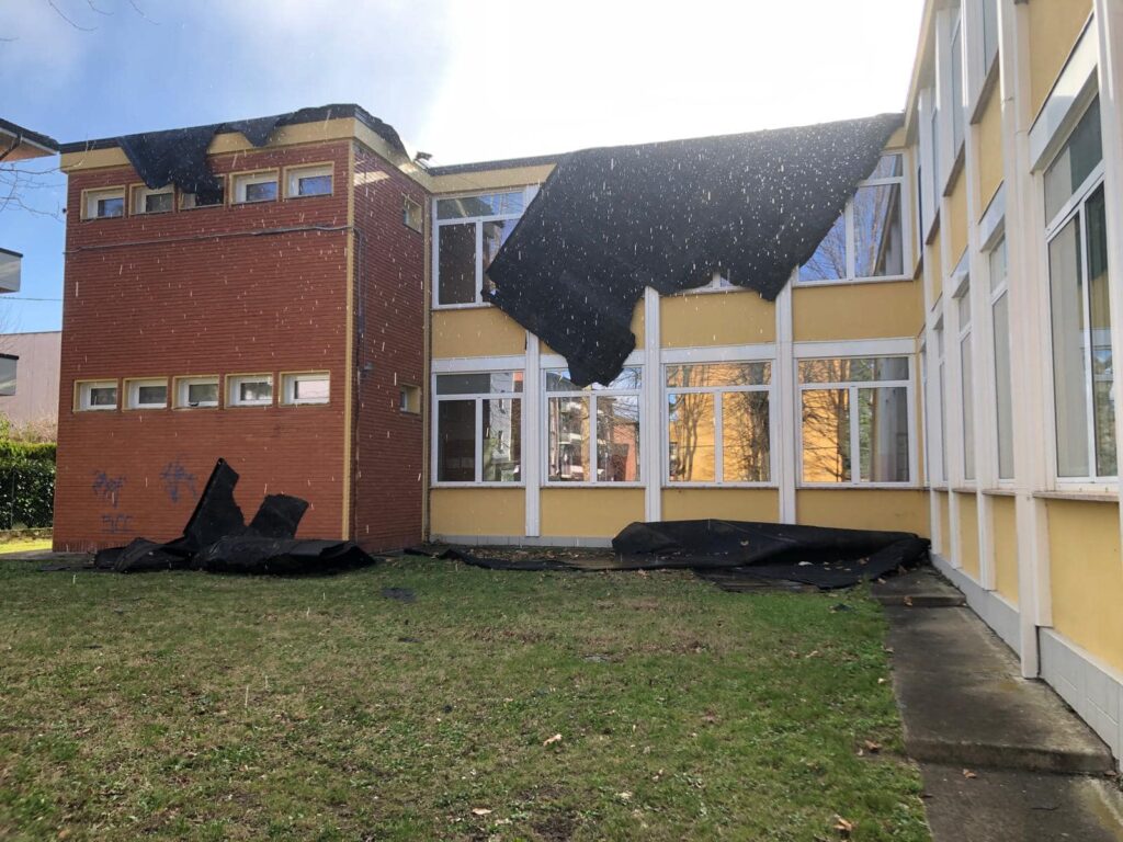 Vento forte nel Bolognese: a Pianoro scoperchiata una scuola media