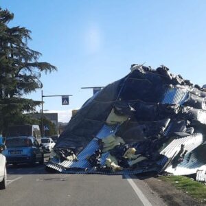 Allerta vento: a San Lazzaro divelta copertura di un capannone