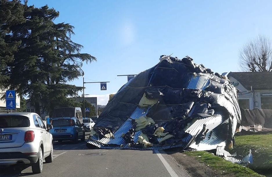Allerta vento: a San Lazzaro divelta copertura di un capannone