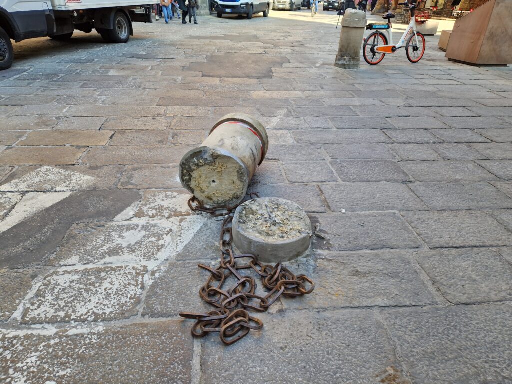 Cantieri e traffico sotto le Due Torri, danni e incidenti