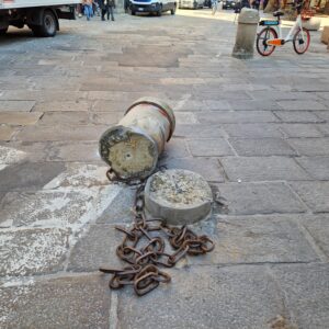 Cantieri e traffico sotto le Due Torri, danni e incidenti