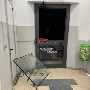 Prende a calci biglietteria automatica: denunciato minorenne