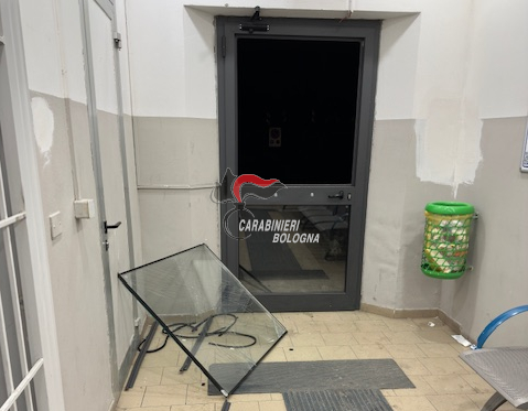 Prende a calci biglietteria automatica: denunciato minorenne