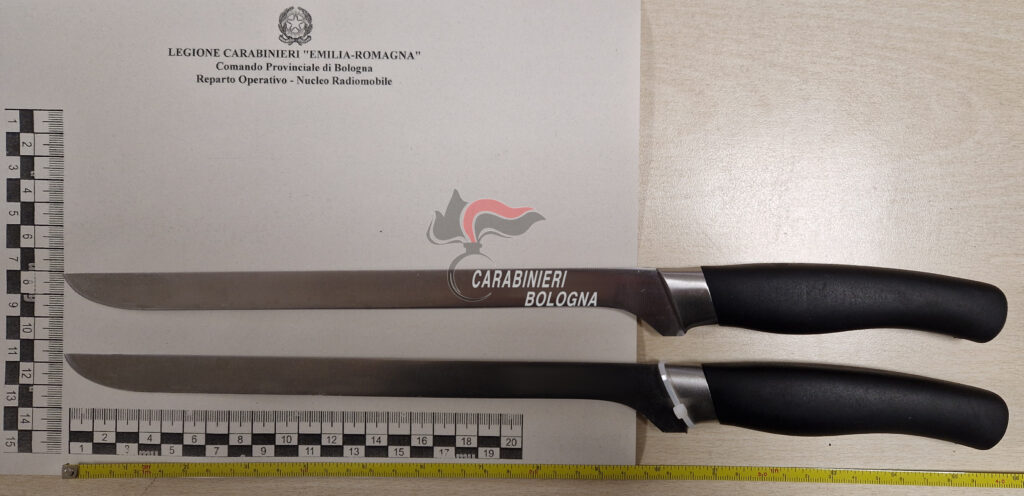 In Piazza VIII Agosto con due coltelli: uomo fermato dai carabinieri