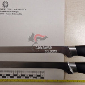 In Piazza VIII Agosto con due coltelli: uomo fermato dai carabinieri