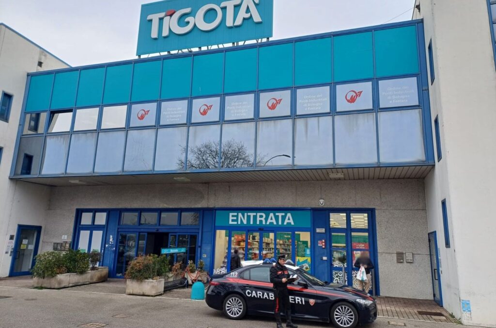 Armata di coltello tenta una rapina da Tigotà: 45enne arrestata dai carabinieri