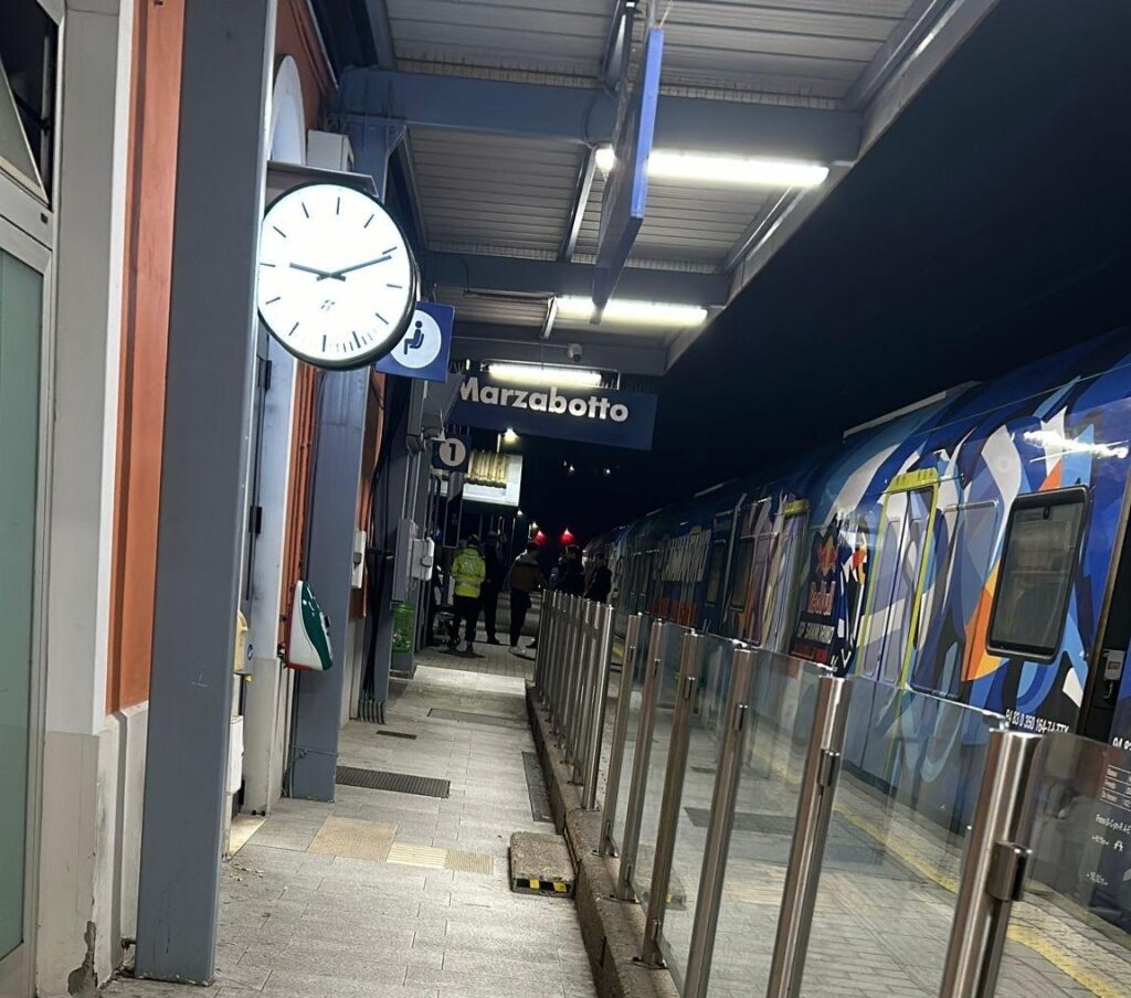 Tenta di rubare un cellulare, poi viene picchiato da un gruppo di ragazzi