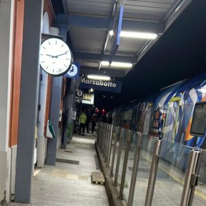 Tenta di rubare un cellulare, poi viene picchiato da un gruppo di ragazzi