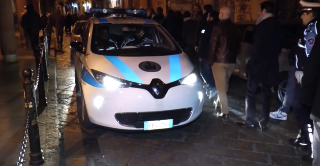 Venditore abusivo di birra ha aggredito gli agenti della polizia locale durante un controllo