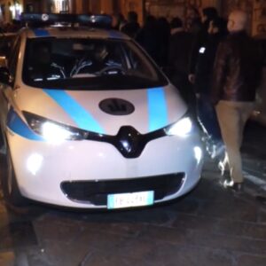 Venditore abusivo di birra ha aggredito gli agenti della polizia locale durante un controllo