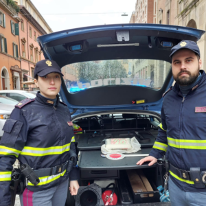 Sotto il sedile dell’auto nascondono un chilo di cocaina: arrestati