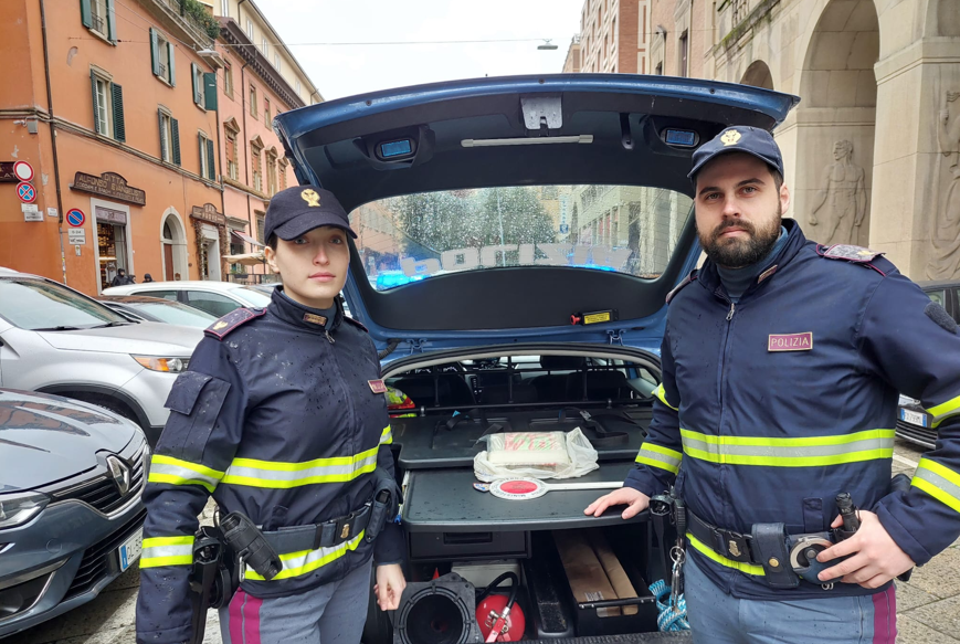 Sotto il sedile dell’auto nascondono un chilo di cocaina: arrestati