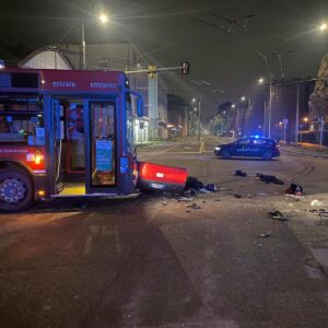 Scontro fra scooter e bus a San Lazzaro di Savena: morto operaio di 22 anni