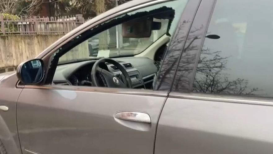 Rompono finestrini per rubare su un’auto: due arrestati dai carabinieri e già liberati