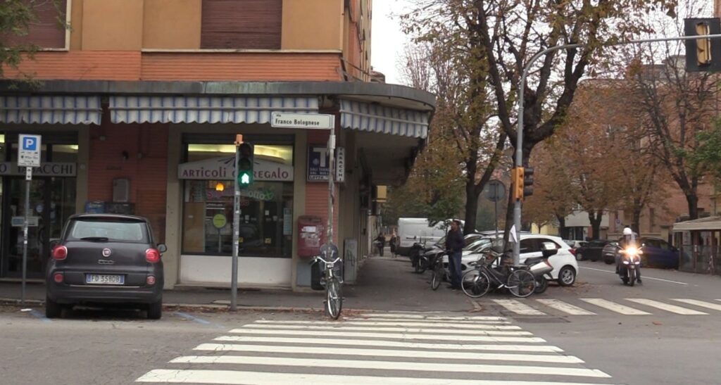 Scontro fra un taxi e uno scooter in Bolognina, grave un 30enne