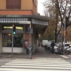 Scontro fra un taxi e uno scooter in Bolognina, grave un 30enne