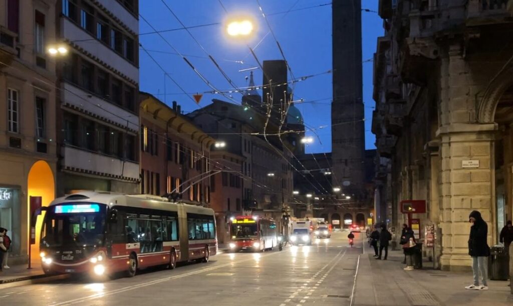 Aumento choc dei biglietti del bus a Bologna: da 1,50 a 2,30 euro