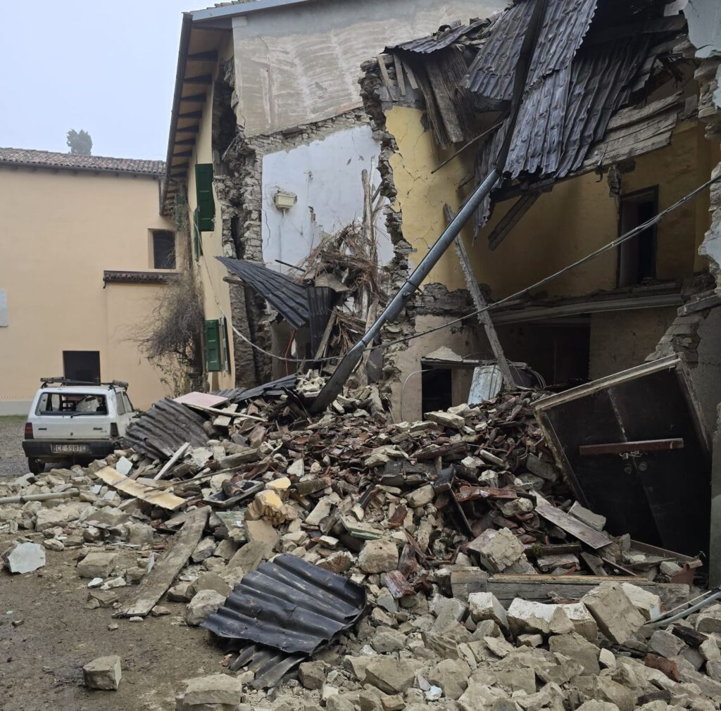 Crolla canonica di una chiesa a Savigno: feriti estratti dalle macerie, uno grave