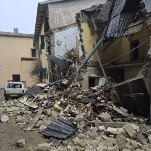 Crolla canonica di una chiesa a Savigno: feriti estratti dalle macerie, uno grave