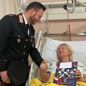 Carabiniere soccorre anziana inquilina colta da malore