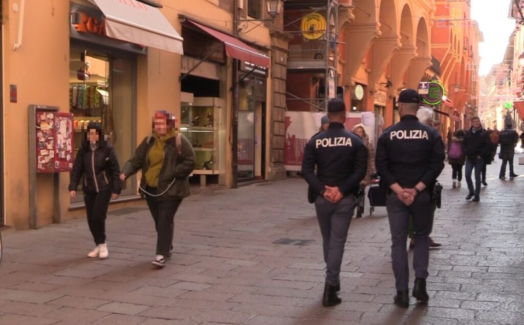 Aggredisce due poliziotti e tenta di sfilare l’arma, 28enne arrestata