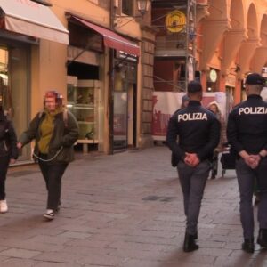 Aggredisce due poliziotti e tenta di sfilare l’arma, 28enne arrestata