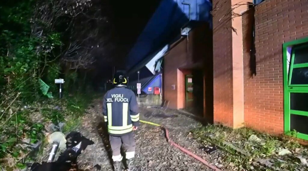 Ennesimo incendio all’ex Cierrebi di via Marzabotto, fiamme dolose