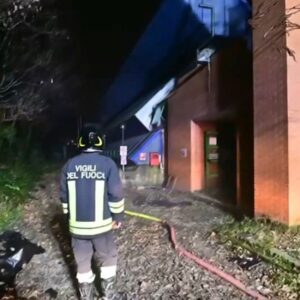 Ennesimo incendio all’ex Cierrebi di via Marzabotto, fiamme dolose