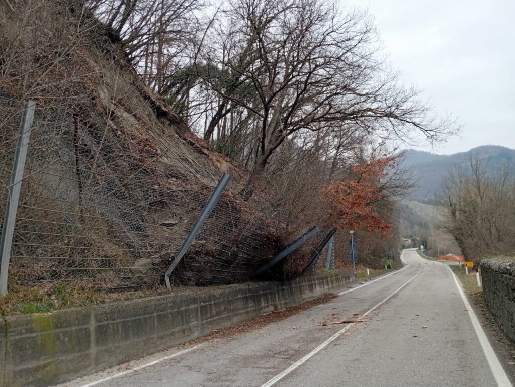 Frana sulla Porrettana a Vergato: riaperta la strada a senso unico alternato