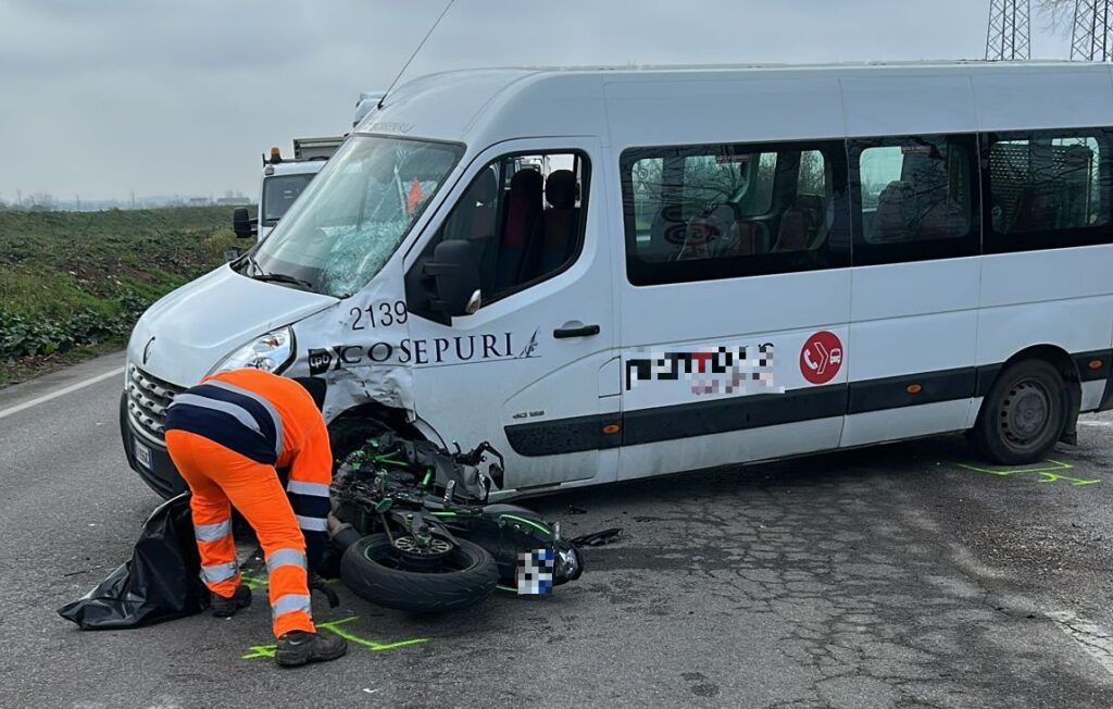 Moto si schianta contro un pulmino: 19enne gravissimo