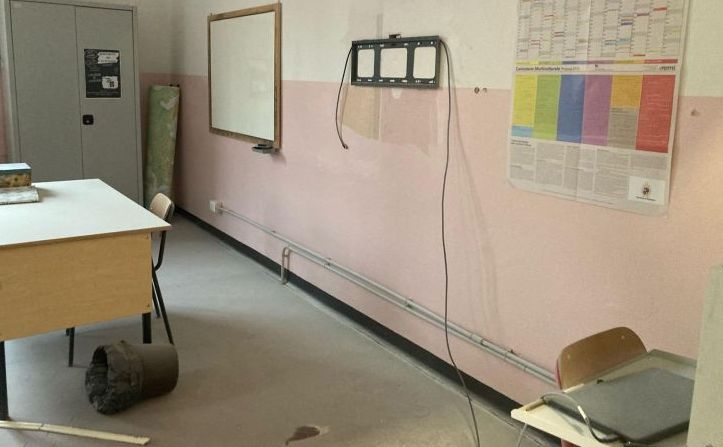 Raid alle scuole Testoni in Bolognina: atti vandalici e furto di attrezzature informatiche