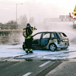 Auto prende fuoco all’alba in A14, nessun ferito