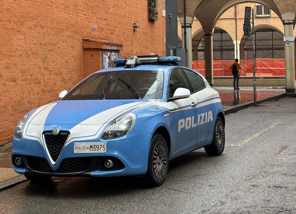 Caos in zona universitaria: lite in strada e rapina, due arresti