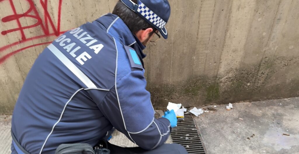 Controlli della polizia locale al Parco Fava, trovata e sequestrata eroina e cocaina