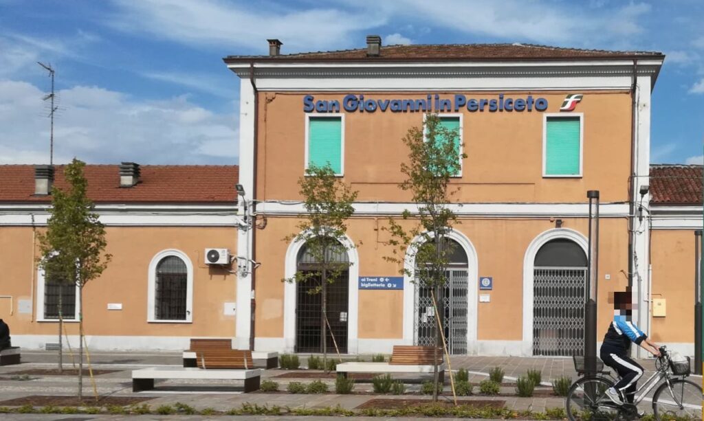 Ragazzino di 15 ferito a coltellate da due coetanei in stazione a Persiceto