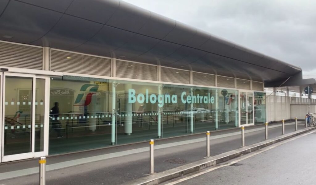 Danni in stazione a Bologna al passaggio dei tifosi del Cesena, ma le telecamere hanno ripreso tutto