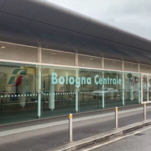 Danni in stazione a Bologna al passaggio dei tifosi del Cesena, ma le telecamere hanno ripreso tutto