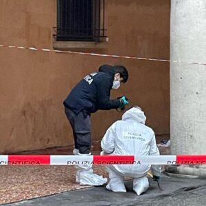 Lite a bottigliate in via Zamboni, un ferito