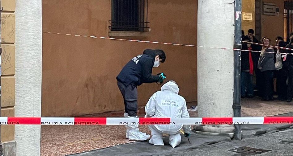 Lite a bottigliate in via Zamboni, un ferito