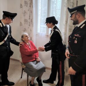 Esce di casa e perde l’orientamento: anziana soccorsa dai carabinieri