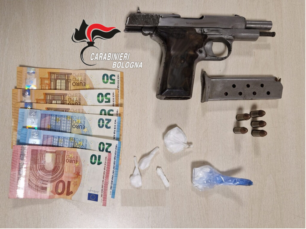 Nasconde in casa droga e una pistola: arrestato 54enne