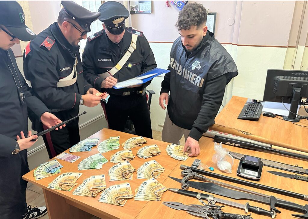 Ha in casa droga, soldi e armi: 43enne arrestato a Medicina