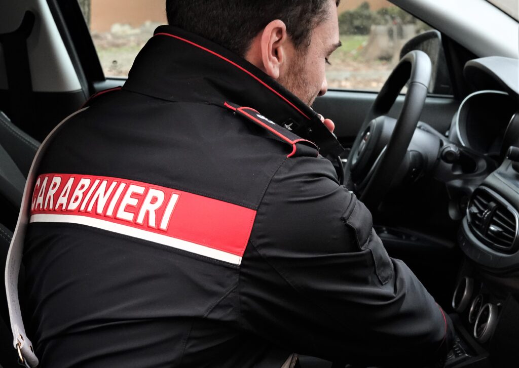 A 14 anni nasconde nello zaino martelletto frangivetro e spray con gas esilarante: studente denunciato