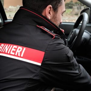 A 14 anni nasconde nello zaino martelletto frangivetro e spray con gas esilarante: studente denunciato