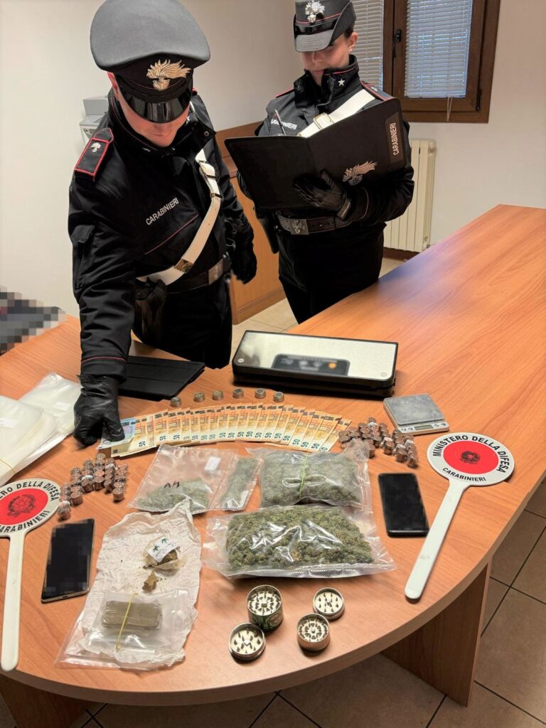 Controllo in casa nel Bolognese: arrestato pusher 36enne