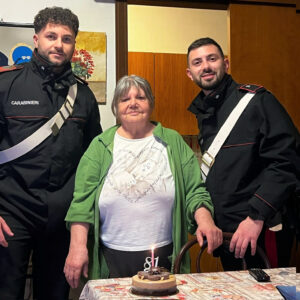 Da sola nel giorno del compleanno: anziana chiama i carabinieri