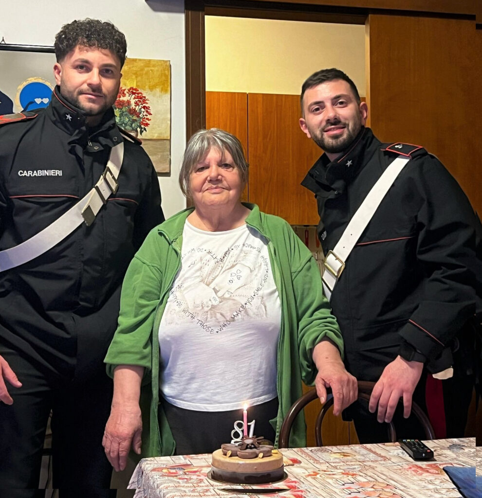 Da sola nel giorno del compleanno: anziana chiama i carabinieri