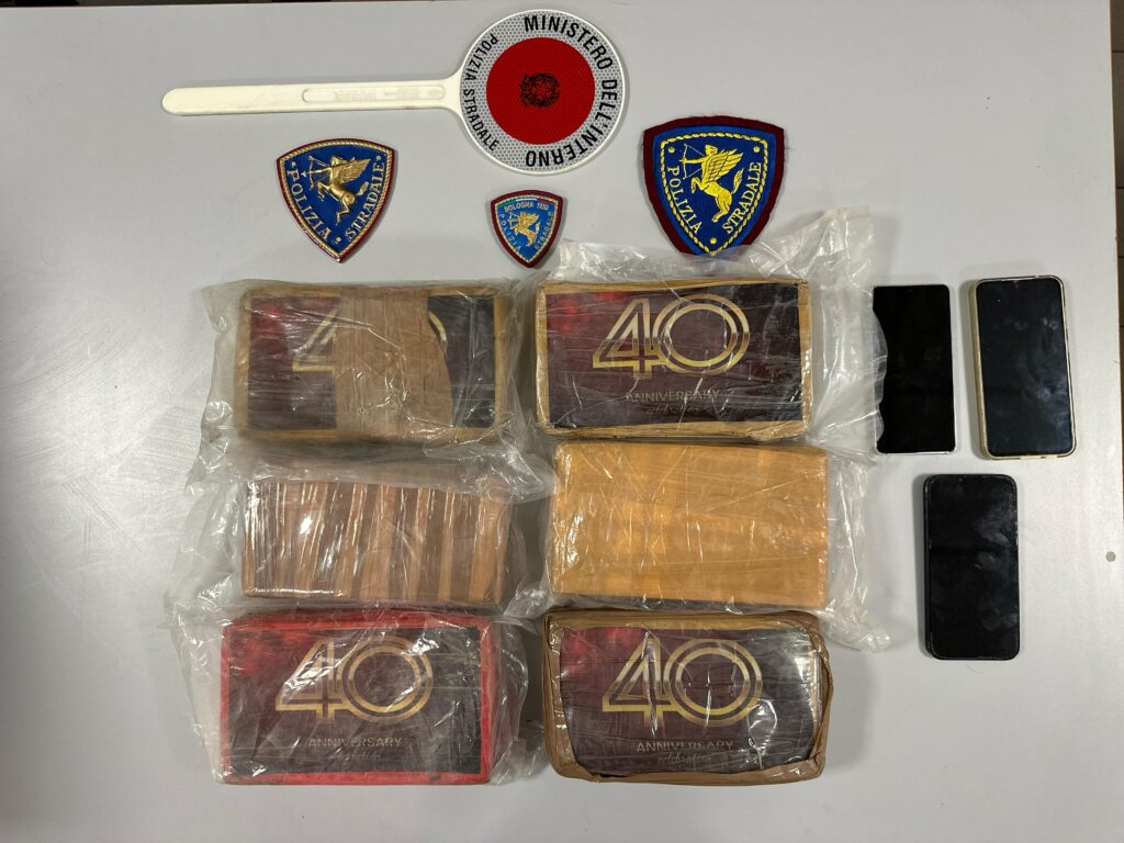 In auto con 7 kg di cocaina, ma la velocità lo tradisce